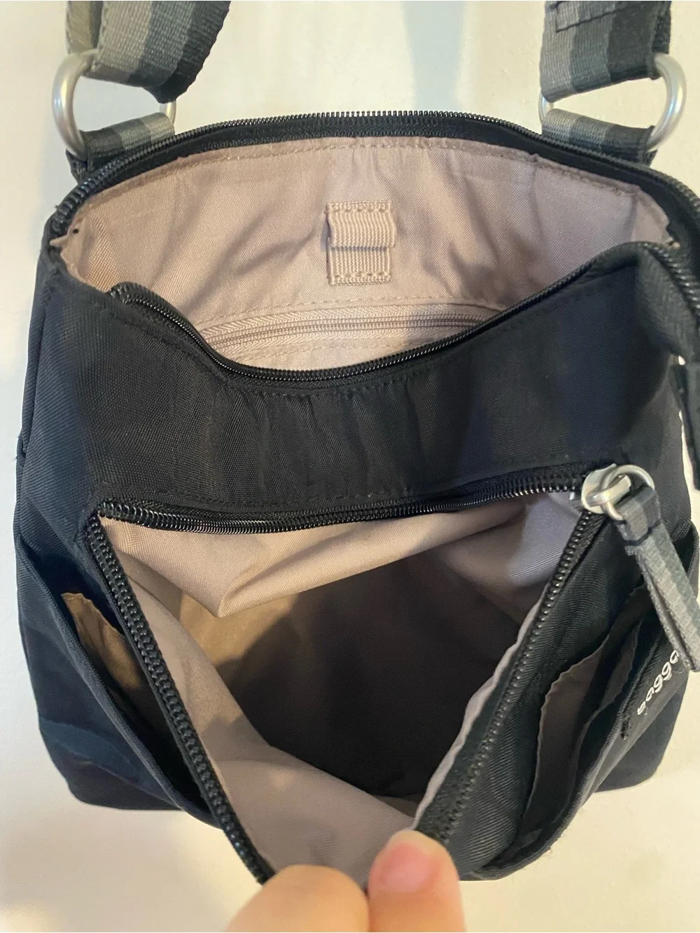 Baggallini Black Crossbody Travel Bag Adjustable Strap, Slim, Multiple pockets